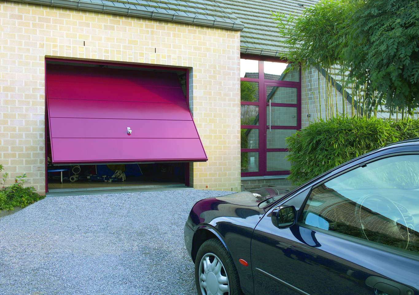 Garagen-Schwingtore in individuellen Designfarben