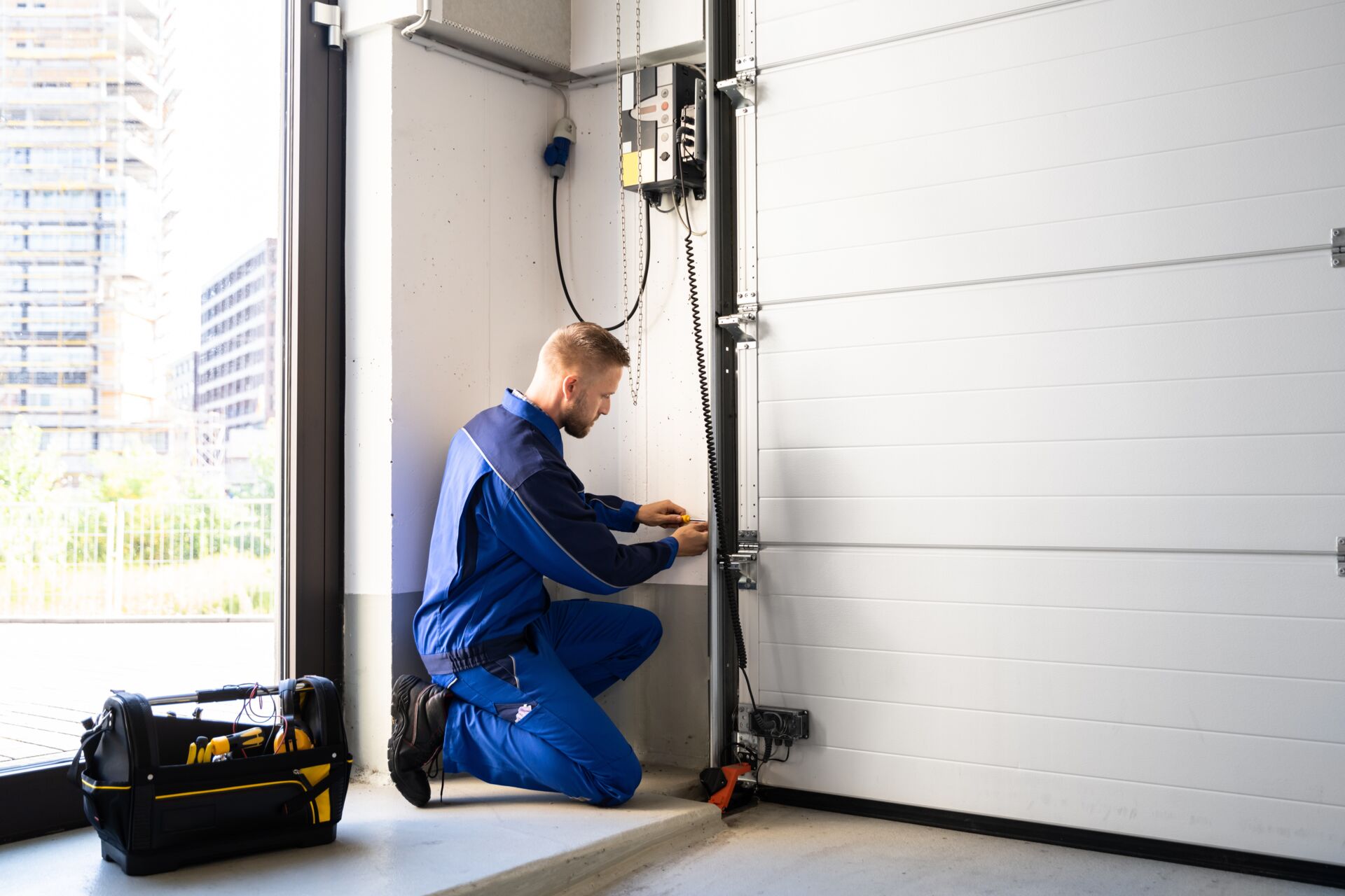 Jobs für Monteure bei Freiberg & Region Erzgebirge - Monteur wartet eine Garage