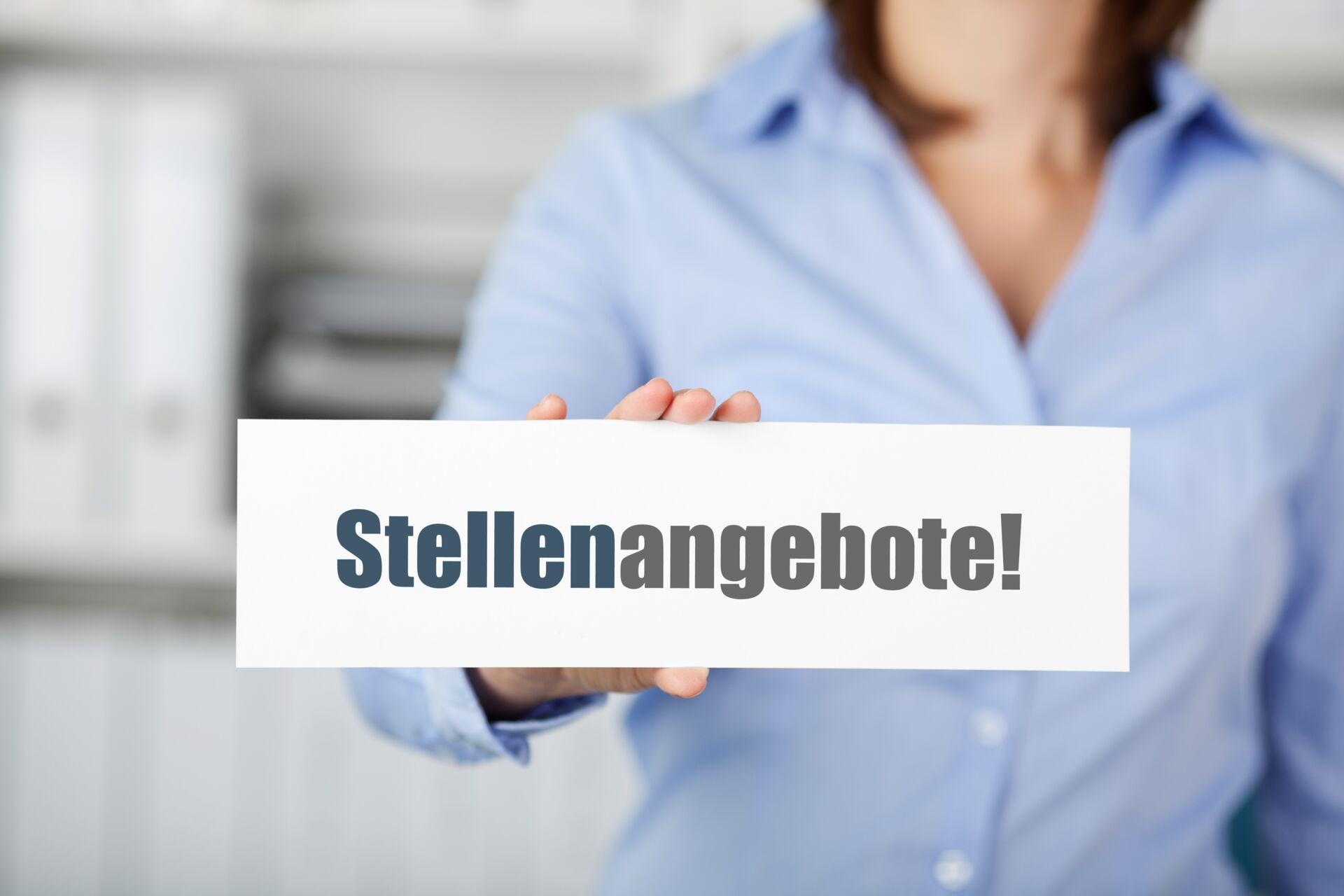 Frau hält Schild mit der Aufschrift "Stellenangebote" bei Montageservice Raschke