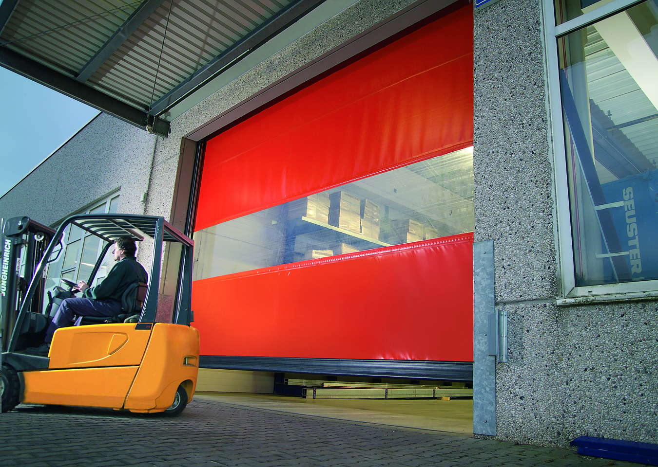 Stapler fährt vor einem Rolltor - Montageservice Sachsen - Händler & Kundenservice für Tortechnik im Erzgebirge