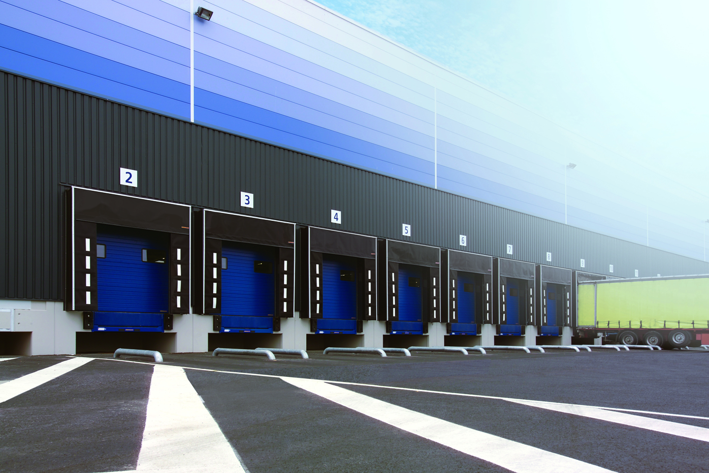 Montageservice Sachsen - Torsysteme & Verladetechnik bei Freiberg & Chemnitz - Foto von mehreren Garagentoren
